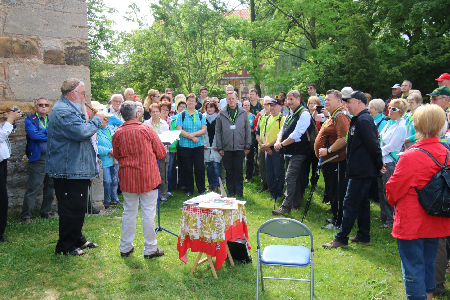 Kurze Rast im Pfarrgerten der Dreifaltigkeitskirche von Holzhausen – mit dabei der Thüringer Ministerpräsident Bodo Ramelow