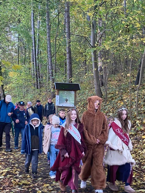 Auf Familienwandertour zum Iberg - mit dabei Schneeweischen, Rosenrot und der freundliche Bär
