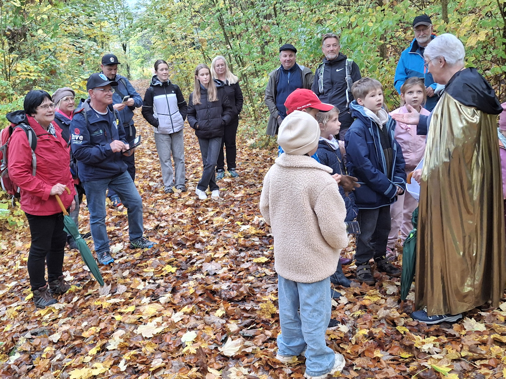 Groß und Klein lauschen gespannt dem 1864 von Theodor Storm in Heiligenstadt geschriebenen Märchen von der „Regentrude“